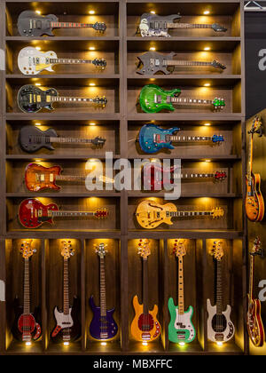 Frankfurt/Main, Deutschland. 11. April 2018. E-Gitarren von dimavery Instrumente am Stand von Steinigke Instrumente und mehr auf der Musikmesse Frankfurt, Messe für Musikinstrumente, Noten, Musik Produktion und Vermarktung. Credit: Christian Lademann Stockfoto