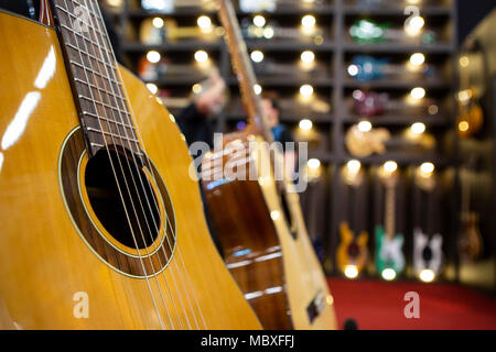 Frankfurt/Main, Deutschland. 11. April 2018. Gitarren, die dimavery Instrumente am Stand von Steinigke Instrumente und mehr auf der Musikmesse Frankfurt, Messe für Musikinstrumente, Noten, Musik Produktion und Vermarktung. Credit: Christian Lademann Stockfoto