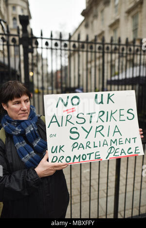 Downing Street, London, UK. 12. April 2018. Zwei Demonstranten vor Downing Street ständigen Holding Banner während der kabinettssitzung Syrien Luftangriffe zu diskutieren. Quelle: Matthew Chattle/Alamy leben Nachrichten Stockfoto