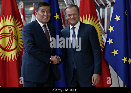 Brüssel, Belgien. 12. April 2018. Präsident Kirgisistans, sooronbay Ceenbekov (L) trifft der Präsident des Europäischen Rates Donald Tusk. Alexandros Michailidis/Alamy leben Nachrichten Stockfoto