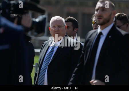 Oswiecim, Polen. 12 Apr, 2018. Präsident Israels, Reuven Rivlin ist im ehemaligen deutschen Vernichtungslager Auschwitz-Birkenau während der 'March der Lebenden" in Oswiecim gesehen. Die jährlichen März ehrt die Opfer des Holocaust im ehemaligen deutschen Vernichtungslager Auschwitz-Birkenau im südlichen Polen. Credit: Omar Marques/SOPA Images/ZUMA Draht/Alamy leben Nachrichten Stockfoto