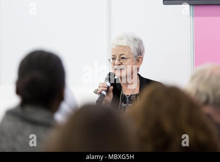 London, Großbritannien. 12 Apr, 2018. Britische Kinder Bücher Thema dame Jacqueline Wilson hält einen Vortrag an der London Book Fair 2018 in Olympia Exhibition Centre in London. Quelle: Michal Busko/Alamy leben Nachrichten Stockfoto