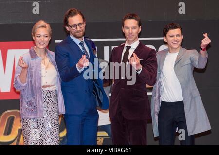 Seoul, Südkorea. 12 Apr, 2018. Darsteller von "Avengers: Infinity Krieg' Pom Klementieff, Tom Hiddleston, Benedict Cumberbatch und Tom Holland (von L nach R) kreuzen ihre Finger die heartshape Fans während der Werbeaktion Ereignis für den Film in Seoul, Südkorea, 12. April 2018 zu bilden. Quelle: Lee Sang-ho/Xinhua/Alamy leben Nachrichten Stockfoto