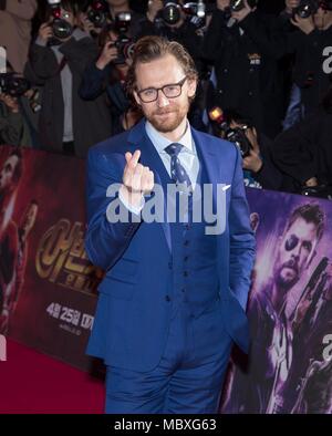 Seoul, Südkorea. 12 Apr, 2018. Tom Hiddleston kreuzt seine Finger eine Herzform zu den Fans während der Werbeaktion bei einer "Avengers: Infinity Krieg" in Seoul, Südkorea, 12. April 2018 zu bilden. Quelle: Lee Sang-ho/Xinhua/Alamy leben Nachrichten Stockfoto