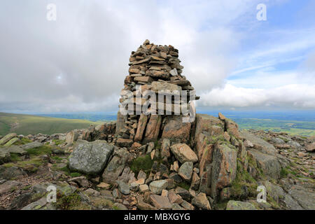 Gipfel Cairn auf Carrock fiel, Mosedale Tal, Nationalpark Lake District, Cumbria, England, UK Carrock fiel ist einer der 214 Wainwright Fells. Stockfoto