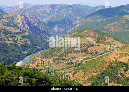 Ländliche Landschaft von korab Koritnik Naturpark in Albanien an der Grenze zu Mazedonien und Kosovo mit Blick auf den Schwarzen Fluss Drin Stockfoto