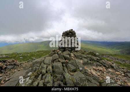 Gipfel Cairn auf Carrock fiel, Mosedale Tal, Nationalpark Lake District, Cumbria, England, UK Carrock fiel ist einer der 214 Wainwright Fells. Stockfoto