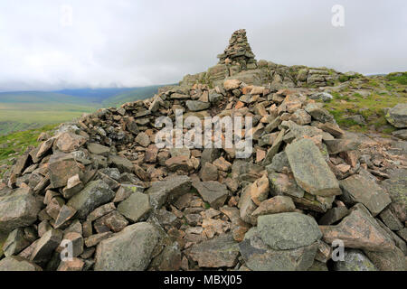 Gipfel Cairn auf Carrock fiel, Mosedale Tal, Nationalpark Lake District, Cumbria, England, UK Carrock fiel ist einer der 214 Wainwright Fells. Stockfoto