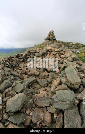 Gipfel Cairn auf Carrock fiel, Mosedale Tal, Nationalpark Lake District, Cumbria, England, UK Carrock fiel ist einer der 214 Wainwright Fells. Stockfoto