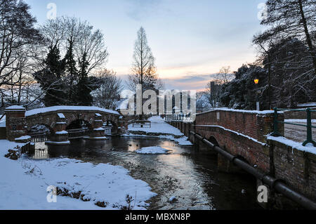 Brücken über den Fluss Darent, Farningham Dorf, Kent, im Winter bei starkem Schnee. Farningham ist ein Dorf und eine Zivilpfarrei im Sevenoaks District, Großbritannien Stockfoto