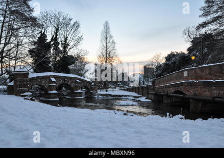 Brücken über den Fluss Darent, Farningham Dorf, Kent, im Winter bei starkem Schnee. Farningham ist ein Dorf und eine Zivilpfarrei im Sevenoaks District, Großbritannien Stockfoto