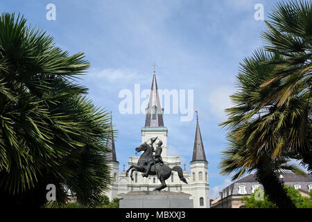 Statue von Andrew Jackson in der Jackson Square Park mit Saint Louis Kathedrale im Hintergrund in New Orleans, Louisiana Stockfoto