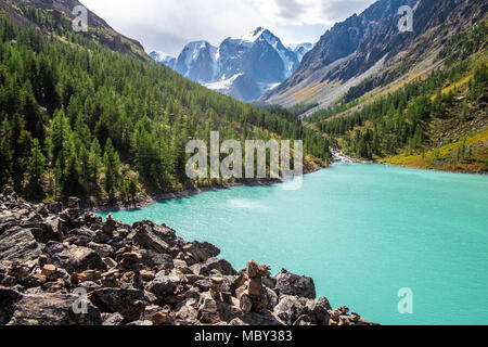 Berglandschaft. Mountain Lake Shavlinskoe in der Republik Altai. Stockfoto