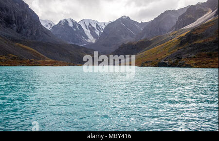 Berglandschaft. Bergsee von Karakabag in der Republik Altai. Stockfoto