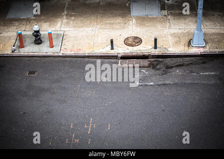 New York City, Manhattan Street Scene von oben mit Bürgersteig gesehen, Hydranten und schachentleerung von Chelsea gesehen. Stockfoto