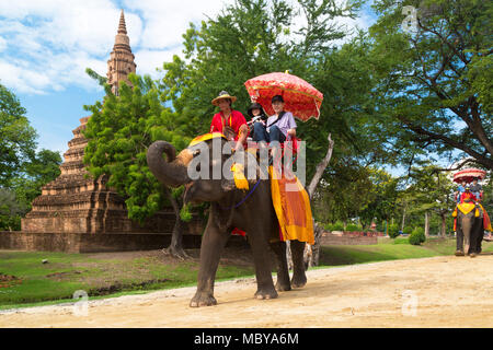 Touristen auf Elefanten Tour rund um Ayutthaya, Thailand Stockfoto