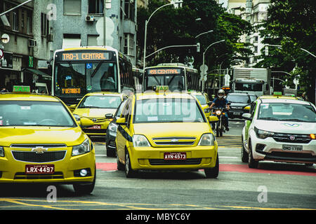 Rio de Janeiro, Brasilien - Dezember, 2017. Hohes Verkehrsaufkommen in Rio de Janeiro mit Autos, Motorräder und Busse. Stockfoto