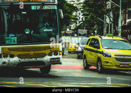 Rio de Janeiro, Brasilien - Dezember, 2017. Hohes Verkehrsaufkommen in Rio de Janeiro mit Autos, Motorräder und Busse. Stockfoto