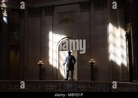 Eine Statue von William Colvill, einer Union, Oberst im Amerikanischen Bürgerkrieg, steht im Minnesota State Capitol Building in St. Paul, MN, USA. Stockfoto