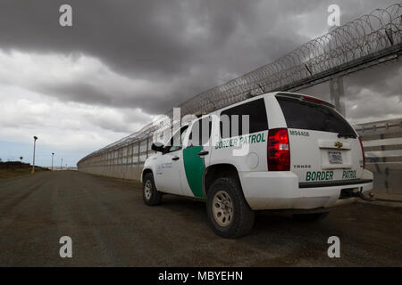 Ein Border Patrol Fahrzeug sitzt entlang der Grenzzaun Trennlinie zwischen San Diego und Tijuana Mexiko beobachten für illegale Grenzübergänge im März 2016. Der Grenzzaun zwischen San Diego und Mexiko ist eine abschreckende Wirkung auf die illegale Einwanderung, Drogenhandel und Menschenhandel. Der Zaun wird regelmäßig von der US-amerikanischen Zoll- und Grenzschutzbehörden Agenten auf der Suche nach illegalen Überfahrten patrouillierte. Stockfoto
