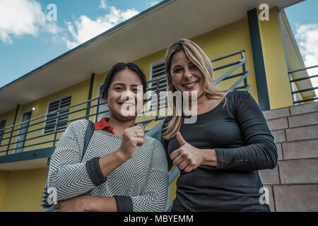 BAYAMÓN, Puerto Rico, Dez. 21, 2017 -- Ein Überlebender (links) glücklich zeigt die Schlüssel zu Ihrem neuen Zuhause mit Projektleiter Mariela Vázquez (rechts). Die FEMA Direct Lease Programm sorgt für vorübergehende Unterbringung von Überlebenden, wenn Vermietung Ressourcen nicht verfügbar sind. Im Rahmen dieses Programms alle utility Aufwendungen sind in der Miete enthalten und die FEMA abgedeckt. Eduardo Martínez / FEMA Stockfoto