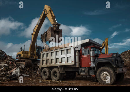 NARANJITO, Puerto Rico, Jan. 8, 2018 - Schmutz entfernen ist in Naranjito. Aufgrund der Menge der Ablagerungen in den Gemeinden ist der erste Schritt, um sie zu weiten Räume, wie Basketball und Baseball Stadiums zu nehmen, und dann nach und nach die Ablagerungen zu regionalen Deponien. Stockfoto