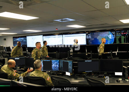 FORT GEORGE G. MEADE, Md - Die Soldaten der Task Force Echo, ein Army National Guard (ARNG) besteht aus mehr als 140 Soldaten aus sieben Staaten, haben mehr 38.000 Stunden der technischen Ausbildung und unterstützt mehr als 1.500 US-Army und US-Cyber Cyber Command Befehl Missionen während ihrer einjährigen Mobilisierung. Aufgrund des Erfolges, das Verteidigungsministerium hat den TFE-Mission verlängert und wird die aktuelle Gruppe von ARNG Soldaten Übergang mit einem neuen Team von cyber Krieger. ( Stockfoto