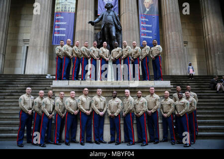 NEW YORK CITY - ältere Soldaten Karriere Recruiter (grauen Bärte) mit Marine Corps Recruiting Befehl (MCRC) posieren für ein Foto vor der Federal Hall während der Nationalen 8412 Grauen Bärte Symposium in New York City, 24.02.21. Marine Corps Recruiting Befehl (MCRC) führt jährliche Schulung der weiteren beruflichen Entwicklung des einziehenden Kraft zu gewährleisten. Teil einer grauen Bärte' Rolle ist, zu beobachten, zu diagnostizieren und zu erkennen, was notwendig ist, um zu helfen, die einziehende Kraft peak Gesamtkraft recruiting Performance erreichen. Stockfoto