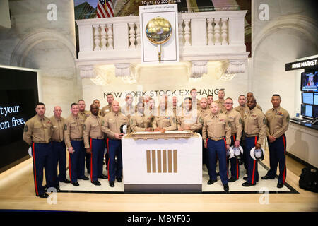 NEW YORK CITY - ältere Soldaten Karriere Recruiter (grauen Bärte) mit Marine Corps Recruiting Befehl (MCRC) posieren für ein Foto von der New Yorker Börse während der Nationalen 8412 Grauen Bärte Symposium in New York City, 24.02.21. Marine Corps Recruiting Befehl (MCRC) führt jährliche Schulung der weiteren beruflichen Entwicklung des einziehenden Kraft zu gewährleisten. Teil einer grauen Bärte' Rolle ist, zu beobachten, zu diagnostizieren und zu erkennen, was notwendig ist, um zu helfen, die einziehende Kraft peak Gesamtkraft recruiting Performance erreichen. Stockfoto