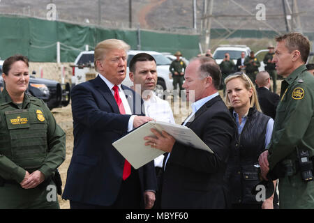 Präsident Trump besuchte die Grenzmauer Prototypen in San Diego heute. DHS Secretary Nielsen, und CBP amtierender Kommissar McAleenan,, USBP Chief Provost und San Diego sektor Chief PATROL-Agenten Rodney Scott, sofern eine historische Perspektive auf vor und nach der Wände hinauf. Projekt Manager James O'Loughlin bietet spezielle Details zu den einzelnen Prototypen. DHS-Beamten der Strafverfolgungsbehörden Abhören der POTUS erklären, warum Wände Border Security bei einem Besuch der Grenzmauer Prototypen wichtig sind. Stockfoto
