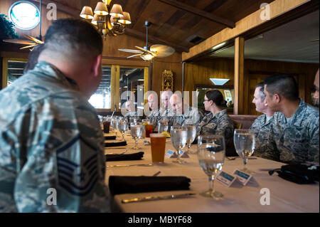 Air Combat Command (ACC) Senior Leaders talk mit Fliegern aus dem 692Nd Intelligenz Überwachung und Aufklärung Gruppe an einem Mittagessen am 14. März 2018. ACC Führung besuchten die 692Nd ISRG als Teil ihrer Tour besuchen ACC Flieger in der gesamten pazifischen Region. Stockfoto