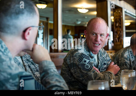 Chief Master Sgt. Frank H. Batten III, Air Combat Command (ACC) Befehl chief Gespräche mit Senior Leadership aus der 692Nd Intelligenz Überwachung und Aufklärung Gruppe an einem Mittagessen am 14. März 2018. ACC Führung besuchten die 692Nd ISRG als Teil ihrer Tour besuchen ACC Flieger in der gesamten pazifischen Region. Stockfoto