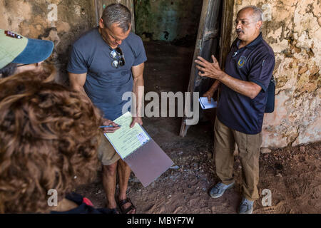 San Juan, Puerto Rico, 14. März 2018 - Juan Vera Vega (rechts), Direktor des nautischen Archäologie der Puerto Rico Institut für Kultur, spricht zu Johannes Rosemurgy (Mitte), U.S. National Park Service historische Architekten und anderen NPS und FEMA Team Mitglieder, wie sie historische Fortín de San Gerónimo in San Juan, die durch den Hurrikan María am 20. September 2017 beeinflusst war prüfen. Die FEMA Partner mit Bundesstellen, der Staat, die lokalen Gemeinden, Kreise, Gemeinden, freiwillige Organisationen, die in der Katastrophe (VOAD) und tribal Einrichtungen Hilfe zu Unfall überlebende zur Verfügung zu stellen Stockfoto