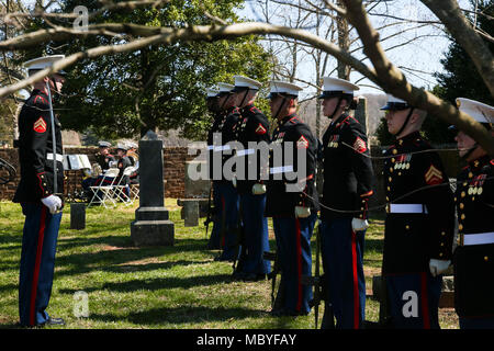 Us-Marines mit Marine Corps Base Quantico Rifle Squad stand auf der Parade Rest warten auf die Präsidentschaftswahlen Kranzniederlegung Zeremonie an die letzte Ruhestätte des vierten Präsidenten der Vereinigten Staaten, James Madison, auch als Vater der Verfassung bekannt gehalten, an seinem Haus in Montpelier, Orange, Virginia, 16. März 2018. Diese Veranstaltung wurde im Gedenken an den 267. Jahrestag der Geburt von Madison, 1751 geboren, und hat auch als James Madison Anerkennung Tag des Commonwealth von Virginia. Stockfoto