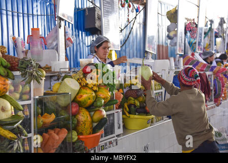 CUZCO, PERU - 29. März 2018: Fruchtsaft Stände im Mercado San Pedro Markt Stockfoto