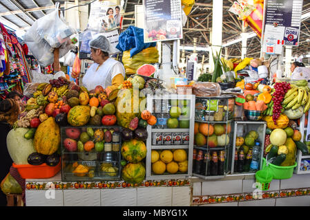 CUZCO, PERU - 29. März 2018: Fruchtsaft Stände im Mercado San Pedro Markt Stockfoto