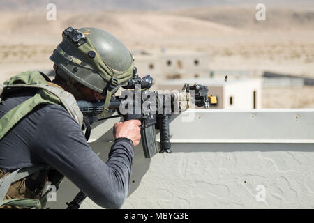 In FORT IRWIN, Kalifornien - 11 Armored Cavalry Regiment Troopers der Stadt Razish, National Training Center von angreifen Elemente der 1 Stryker Brigade Combat Team verteidigt, 2 Infanterie Division von Fort Lewis, Washington am 26.04.10, 2018. Diese Phase des Kampfes gegen die "Ghost's Brigade" Fähigkeit zum Erfassen und einem städtischen Ziel behalten, gegen eine in der Nähe von-peer Gegner. Stockfoto