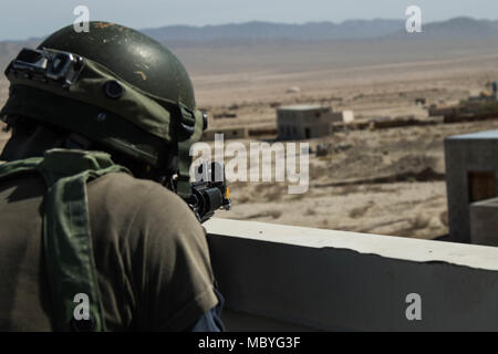 In FORT IRWIN, Kalifornien - 11 Armored Cavalry Regiment Troopers der Stadt Razish, National Training Center von angreifen Elemente der 1 Stryker Brigade Combat Team verteidigt, 2 Infanterie Division von Fort Lewis, Washington am 26.04.10, 2018. Diese Phase des Kampfes gegen die "Ghost's Brigade" Fähigkeit zum Erfassen und einem städtischen Ziel behalten, gegen eine in der Nähe von-peer Gegner. Stockfoto