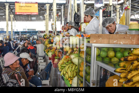 CUZCO, PERU - 29. März 2018: Fruchtsaft Stände im Mercado San Pedro Markt Stockfoto