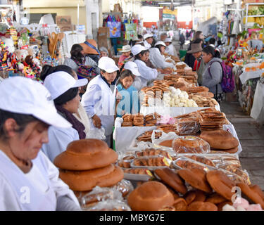 CUZCO, PERU - 29. März 2018: Frisches Brot stände im Mercado San Pedro Markt Stockfoto