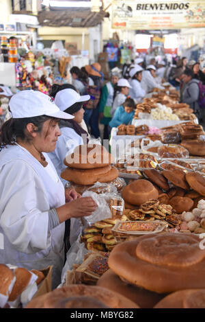 CUZCO, PERU - 29. März 2018: Frisches Brot stände im Mercado San Pedro Markt Stockfoto