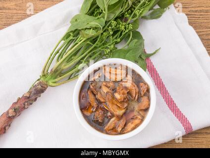 Thai-Küche und Essen, Draufsicht des Margosa oder Neem Blätter und Blüten mit süßer Soße serviert. Stockfoto