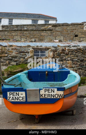 Eine kleine bunte Fischerboot auf helling auf dem Cornwall Cape Cornwall in der Nähe von st nur auf die penwith Bereich Lizard Halbinsel. Fischer Boot. Stockfoto