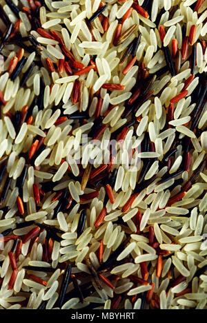 Rohen organischen Reis Berry und brauner Reis gemischt Textur. Lebensmittelzutat Hintergrund. Ansicht von oben, gesunden Lebensstil Konzept. Stockfoto