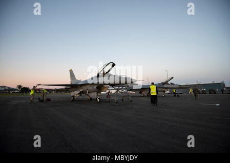 Pacific Air Kräfte' F-16 Demonstration team Crew Mitglieder durch post-flight Kontrollen nach einer Demonstration Ausbildung Flug zum Internationalen Flughafen Christchurch, Neuseeland, 28. März 2018. Us-Streitkräfte nahmen an Warbirds über Wanaka (WOW) Airshow 2018 militärisch zu stärken-zu-militärischen Beziehungen mit unseren Neuseeland Partner bei gleichzeitiger Förderung der Beziehungen mit Partnern in der indopazifischen Region. Antenne Veranstaltungen wie WOW Airshow 18 Stellen in den USA die Möglichkeit, ihre internationalen Partnerschaften und militärische Stärkung der militärischen Beziehungen mit Verbündeten und Partnern in der gesamten Region. Stockfoto