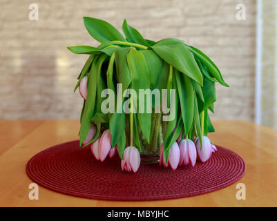 Welke rosa Tulpen in der Vase Stockfoto