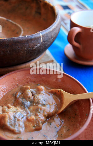 Mais Suppe mit Alpaka Fleisch (Lomo de Alpaca) ist eine bekannte Spezialität, in der Anden Region in Peru Stockfoto