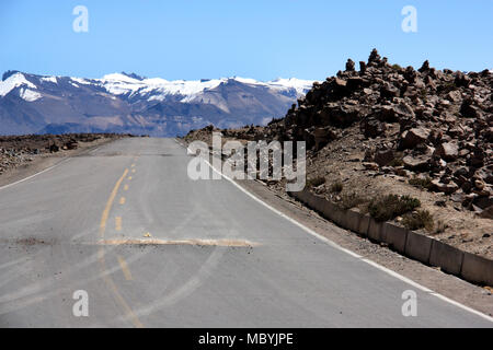 Mountain Pass in den peruanischen Anden (4860 m MSL), Reserva Nacional de Salinas y Aguada Blanca, Anden, Peru Stockfoto