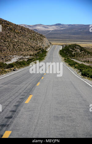 Typische Straße in den Hochebenen der Anden, Peru Stockfoto