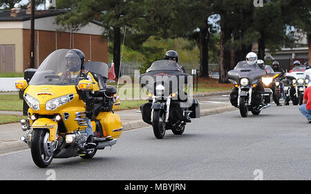 Auf Motorradsicherheit sensibilisieren, Rotkehlchen Safety Office hosted a Siehe mich, hilf mir Motorrad fahren heute Morgen. Team Robins Reiter begann die Sammlung an der Basis Theater nach der Eröffnung durch Oberst Sarah Christus, 78th Air Base Wing stellvertretender Kommandeur. Eine Sicherheitsunterweisung wurde auch von Rodney Whitaker, Sicherheit und Gesundheit am Arbeitsplatz Fach- und Motorradfahrer. Die Reiter ritt um den Hauptstraßen in Robins Air Force Base, bevor sie sich in Perry. Die Reiter führten den Fall im Museum für Luftfahrt. Stockfoto